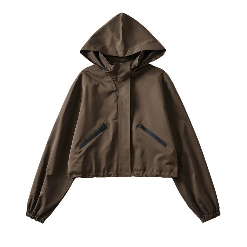 Damen Cropped Regenjacke mit Kapuze, wasserabweisender Tech‑Qualität und schrägen Reißverschlusstaschen Nord Taschen
