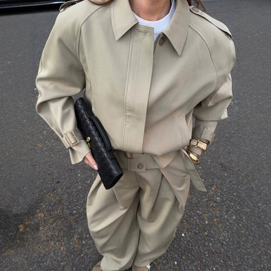 Damen Taillierte Kurz-Trenchjacke mit Bindegürtel, Raglanärmeln und verdeckter Knopfleiste Nord Taschen