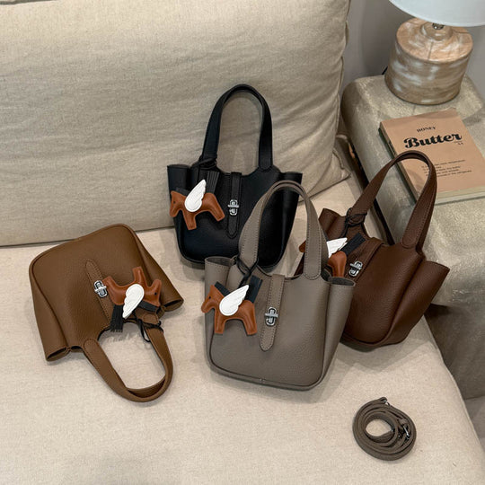 Damen Handtasche aus strukturiertem Kunstleder mit abnehmbarem Anhänger Nord Taschen