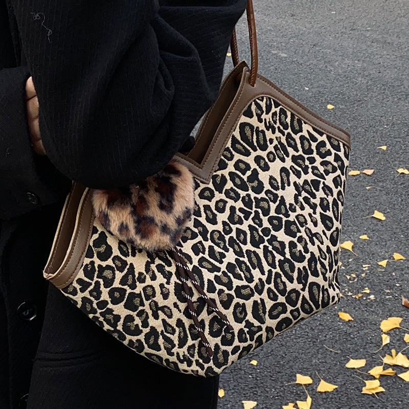 Damen Hobo-Tasche mit elegantem Leopardenmuster und praktischem Plüschanhänger Nord Taschen