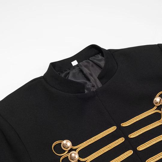 Damen Militärinspirierter Kurzblazer mit Stehkragen und goldener Passementerie Nord Taschen