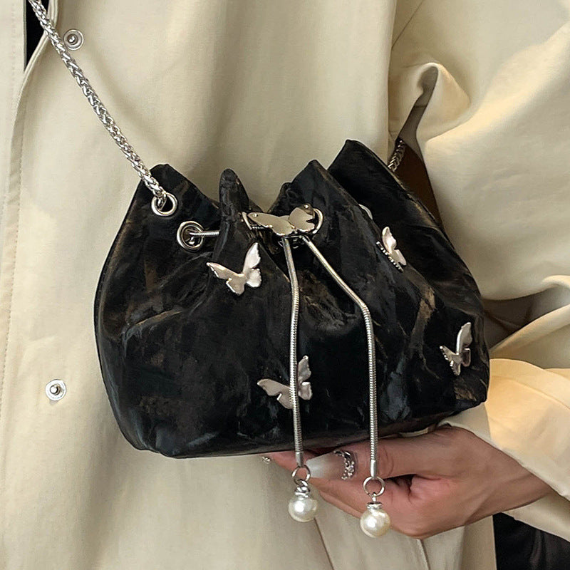 Damen Beuteltasche mit verspielten Schmetterlingsapplikationen Nord Taschen