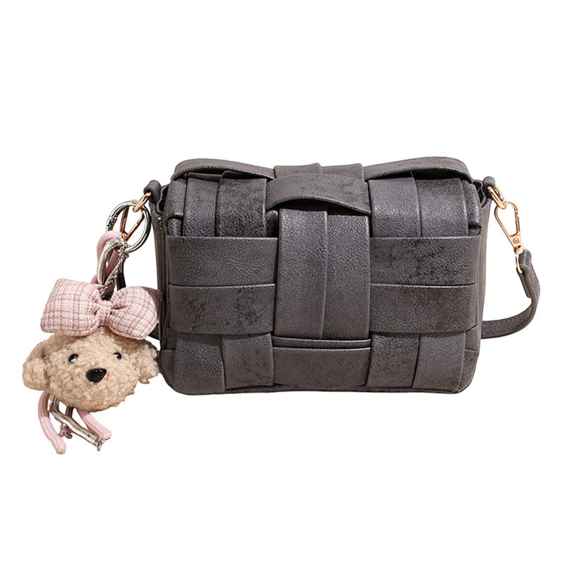 Damen Umhängetasche mit geflochtenem Design und entzückendem Anhänger Nord Taschen