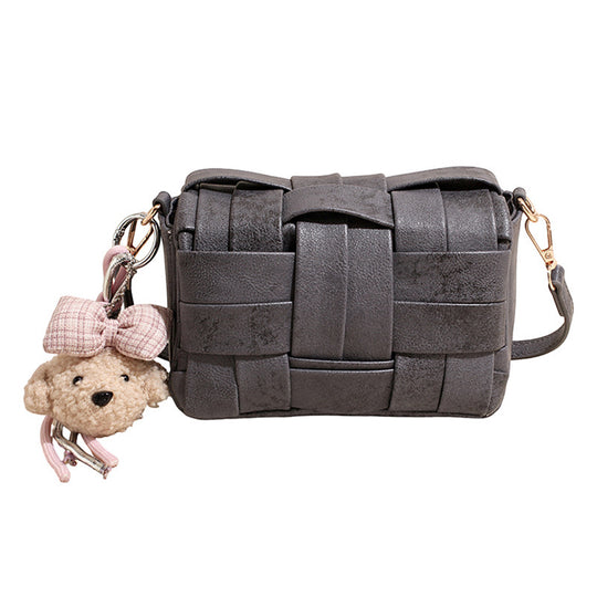 Damen Umhängetasche mit geflochtenem Design und entzückendem Anhänger Nord Taschen