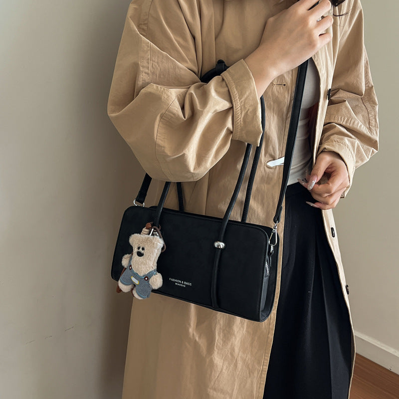 Damen Handtasche mit verspieltem Bärenanhänger Nord Taschen