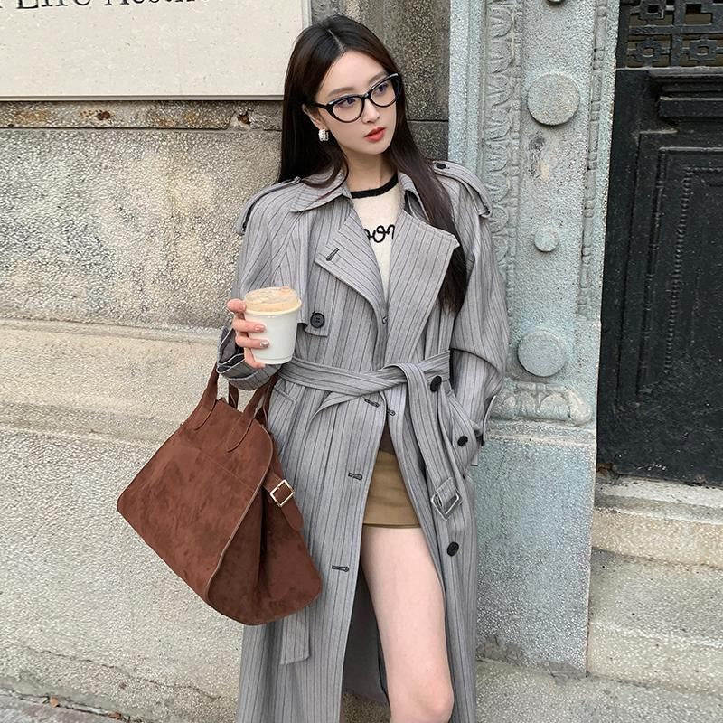 Damen Langer Nadelstreifen-Trenchcoat mit Bindegürtel Schulterpatten und ausgestelltem Saum Nord Taschen