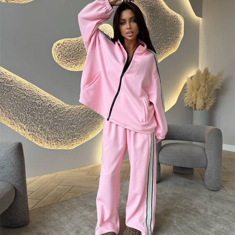 Damen weiches Oversize-Zweiteiler Trainingsset mit Reißverschlussjacke und weiter hochgeschnittener Jogginghose mit Kontraststreifen Nord Taschen