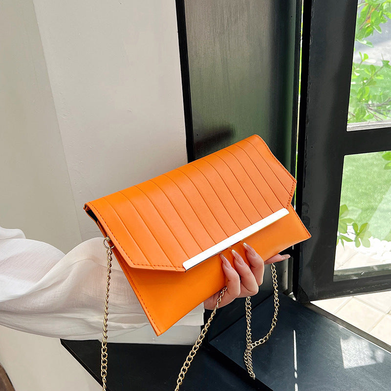 Damen elegante Clutch mit strukturiertem Design und goldenen Akzenten Nord Taschen