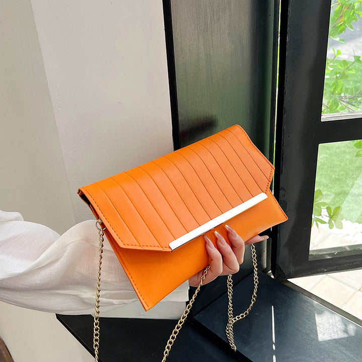 Damen elegante Clutch mit strukturiertem Design und goldenen Akzenten Nord Taschen