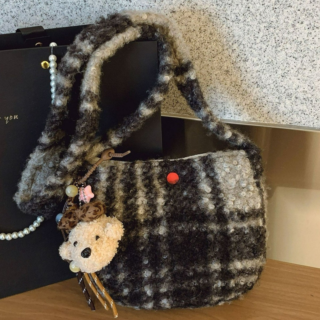 Damen Schultertasche aus weichem Textil mit süßem Tieranhänger Nord Taschen