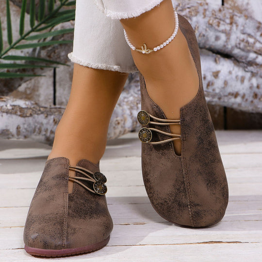 Damen  flache Slipper-Pantoletten aus Wildlederoptik mit elastischer Schnürung und dekorativem Zierknopf Nord Taschen