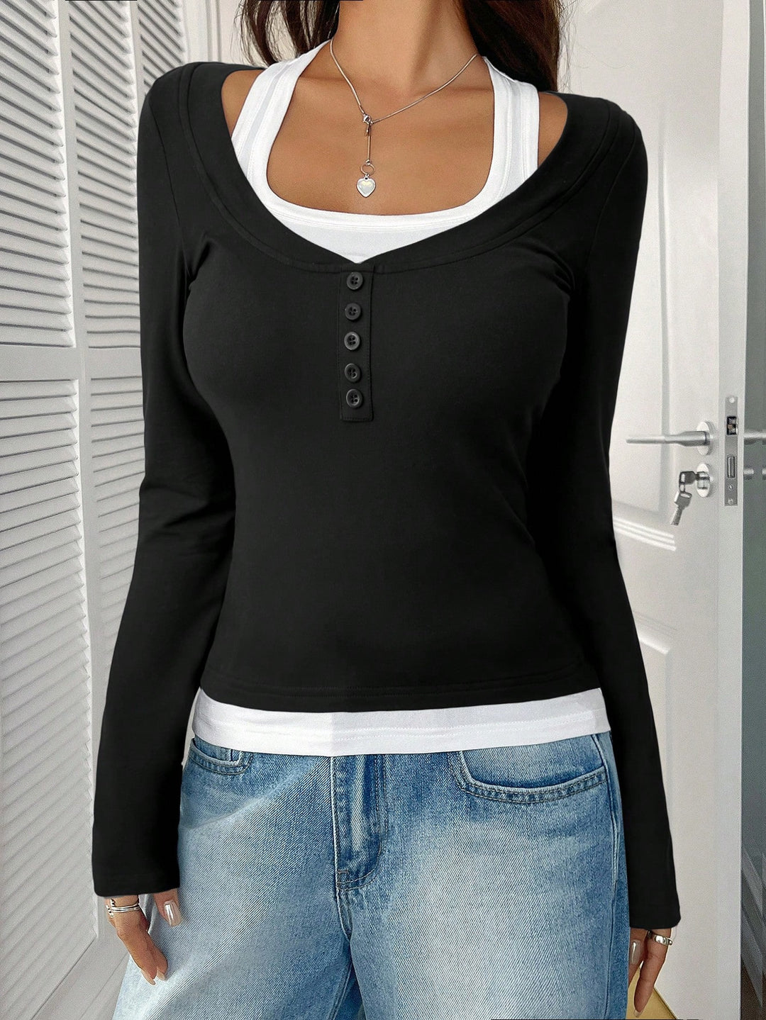 Damen Figurnahes langärmliges Henley-Shirt mit tiefem U-Ausschnitt und Knopfblende Nord Taschen