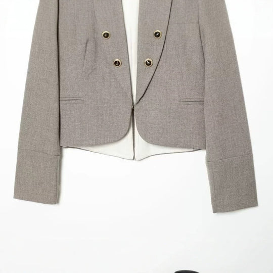 Damen Cropped, taillierter Blazer mit Stehkragen, doppelter Zierknopfleiste und asymmetrischem Saum Nord Taschen