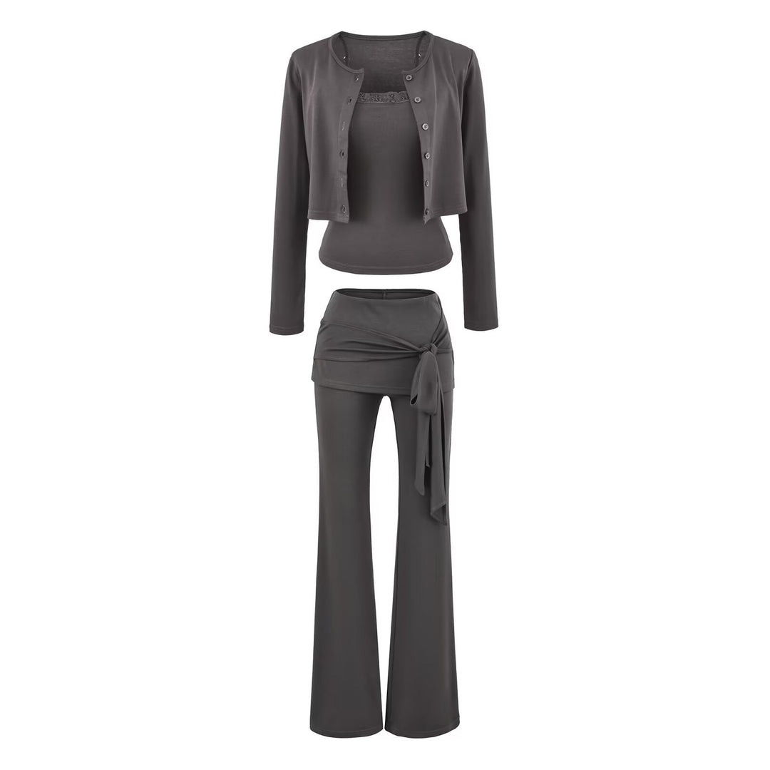 Damen dreiteiliges Lounge-Set mit kurzem Knopfcardigan, Spitzentop und Wickel-Schlaghose Nord Taschen