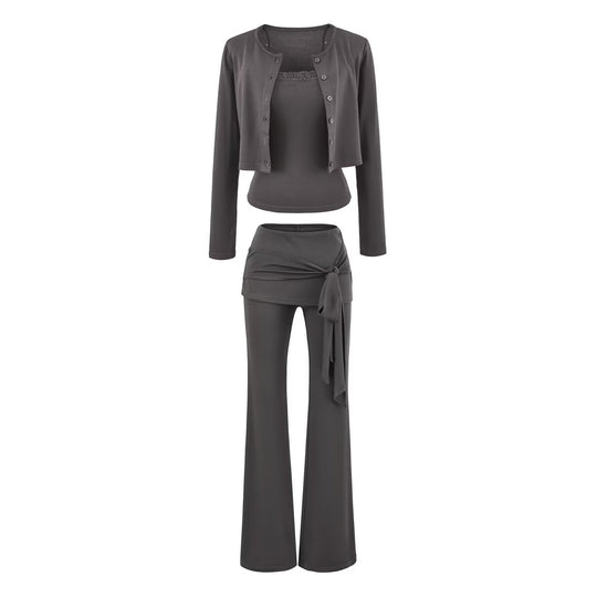 Damen dreiteiliges Lounge-Set mit kurzem Knopfcardigan, Spitzentop und Wickel-Schlaghose Nord Taschen