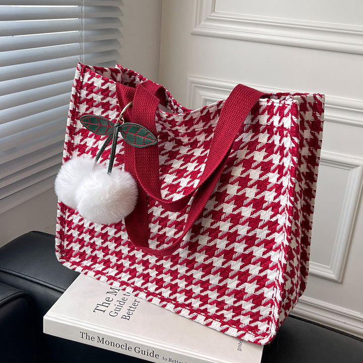 Damen Jute-Tasche mit modernem Hahnentritt-Muster und verspieltem Pompon Nord Taschen