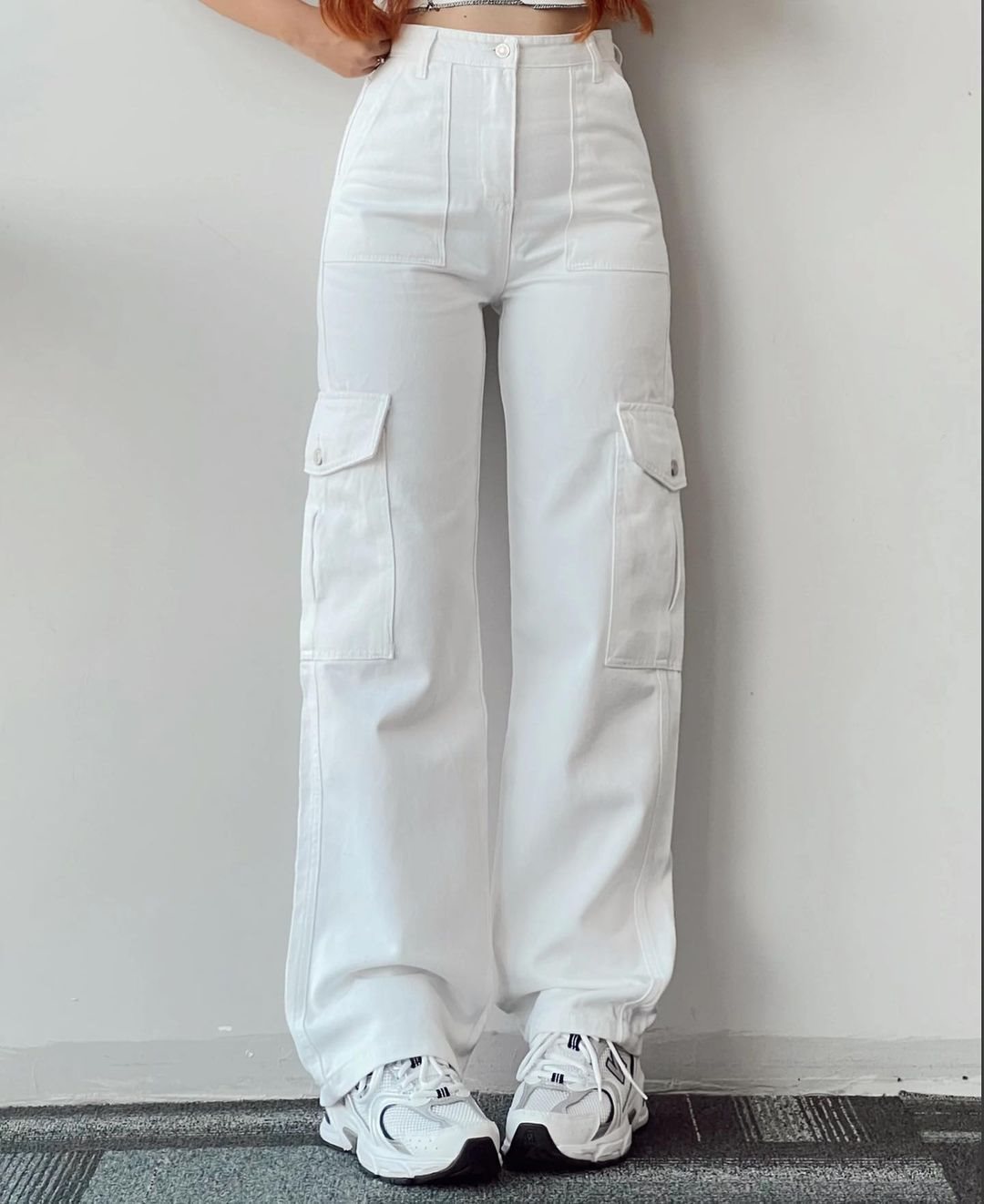 Damen High-Waist-Cargohose aus Twill mit aufgesetzten Klappentaschen und weitem Bein Nord Taschen