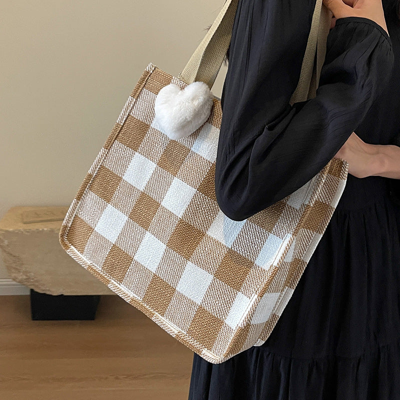 Damen Tragetasche mit lässiger Karomusterung und verspieltem Herzanhänger Nord Taschen