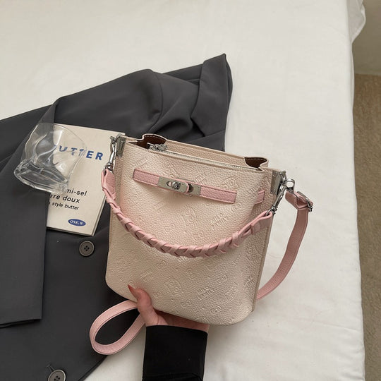 Damen Umhängetasche aus strukturiertem Kunstleder mit geflochtenem Schulterriemen Nord Taschen