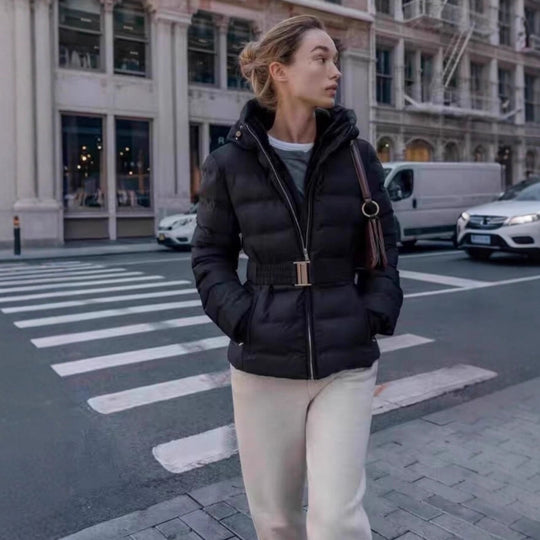 Damen Glänzende Daunenoptik-Steppjacke mit Kapuze und tailliertem Zugbandgürtel Nord Taschen