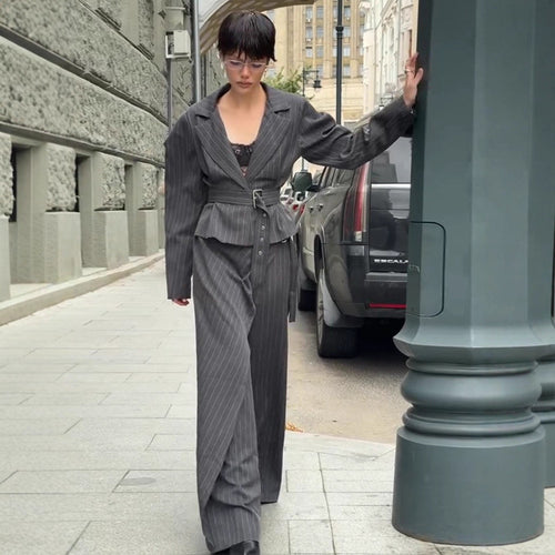 Damen Taillierter Nadelstreifen-Blazer mit schulterbetonten Ballonärmeln und Taillengürtel Nord Taschen