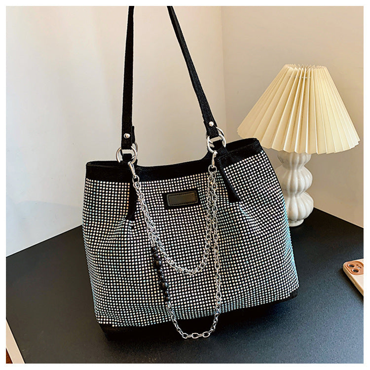 Damen Glamouröse Handtasche mit Kettenverzierung Nord Taschen