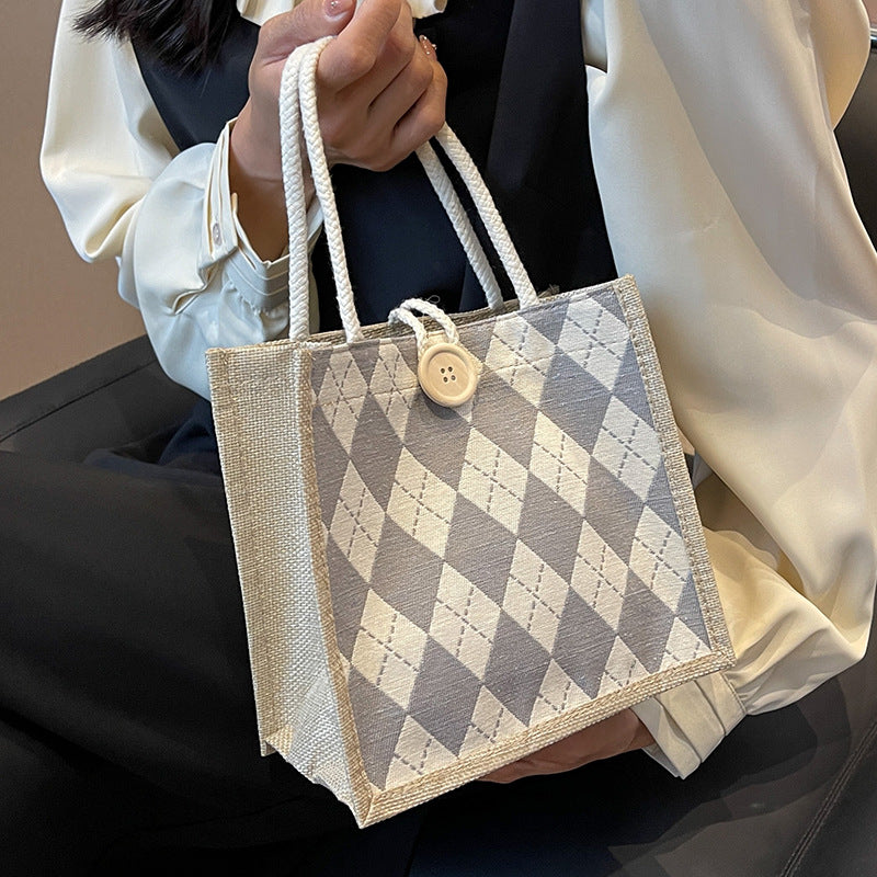 Damen Jute Tragetasche mit elegantem Rautenmuster und praktischen Holzknopfverschluss Nord Taschen