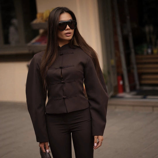 Damen Taillierte Kurzjacke mit Stehkragen und Knotenverschlüssen Nord Taschen