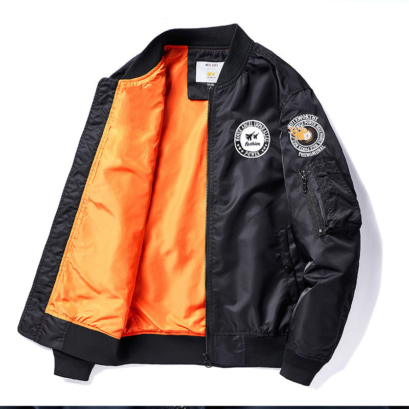 Herren leichte Piloten-Bomberjacke mit Badge‑Applikationen, Ärmeltasche und gerippten Bündchen Nord Taschen