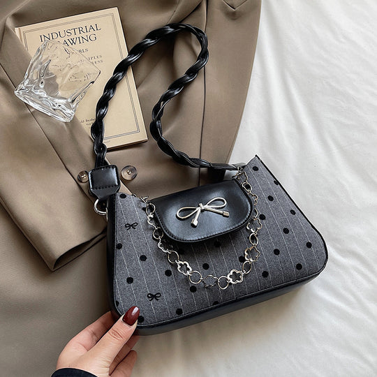 Damen Handtasche mit eleganter Schleifenverzierung und verspielter Kettenapplikation Nord Taschen