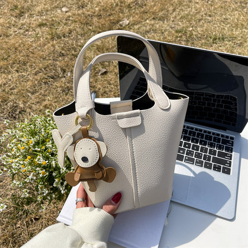 Damen Handtasche mit verspieltem Anhänger | Nord Taschen