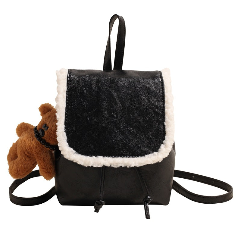 Damen Rucksackhandtasche mit gefüttertem Abschlusspanel und verspieltem Bärenanhänger | Nord Taschen