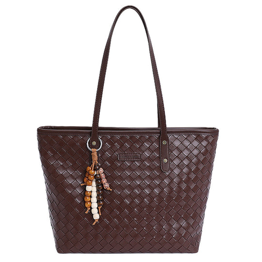 Damenhandtasche mit geflochtenem Design und bunten Holzanhängern Nord Taschen