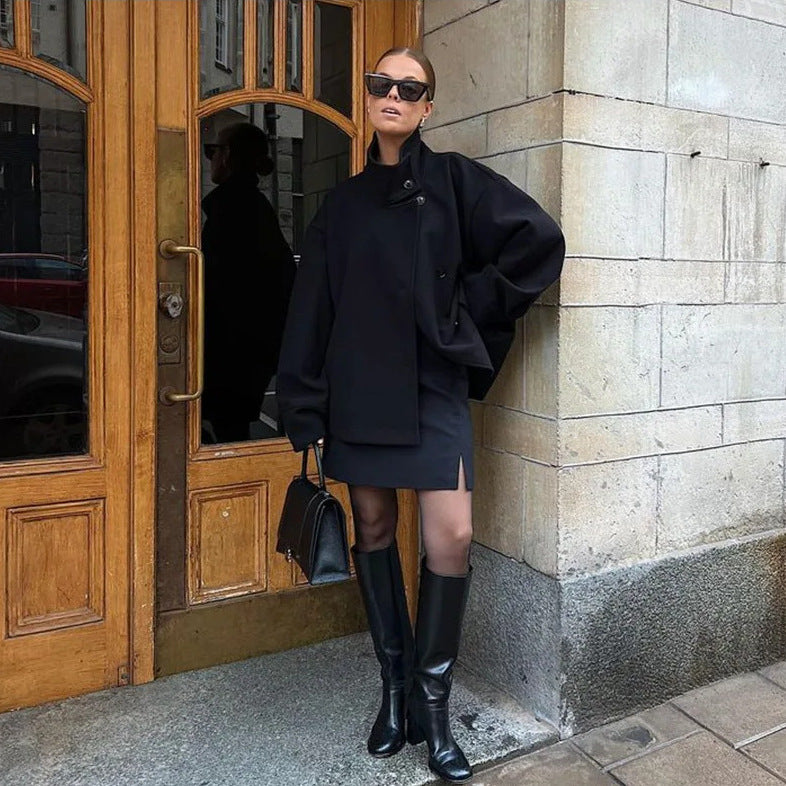 Damen 9800+ kurze boxy‑Wollmix‑Jacke mit hohem Funnelkragen, asymmetrischer Knopfleiste und verstellbaren Manschetten Nord Taschen