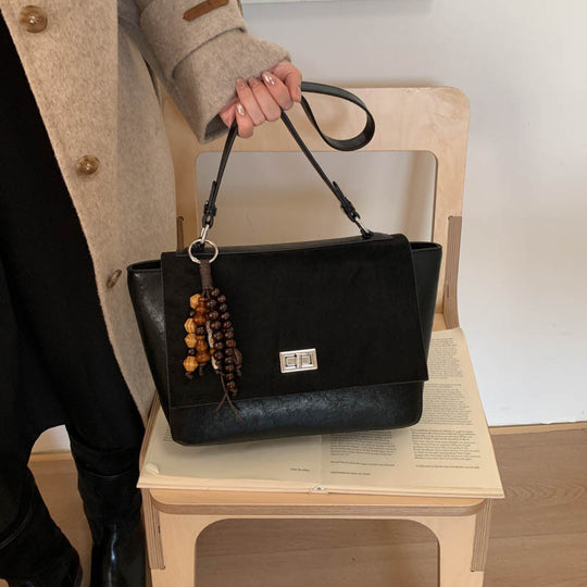 Damen elegante Umhängetasche aus hochwertigem Kunstleder mit verspieltem Anhänger Nord Taschen