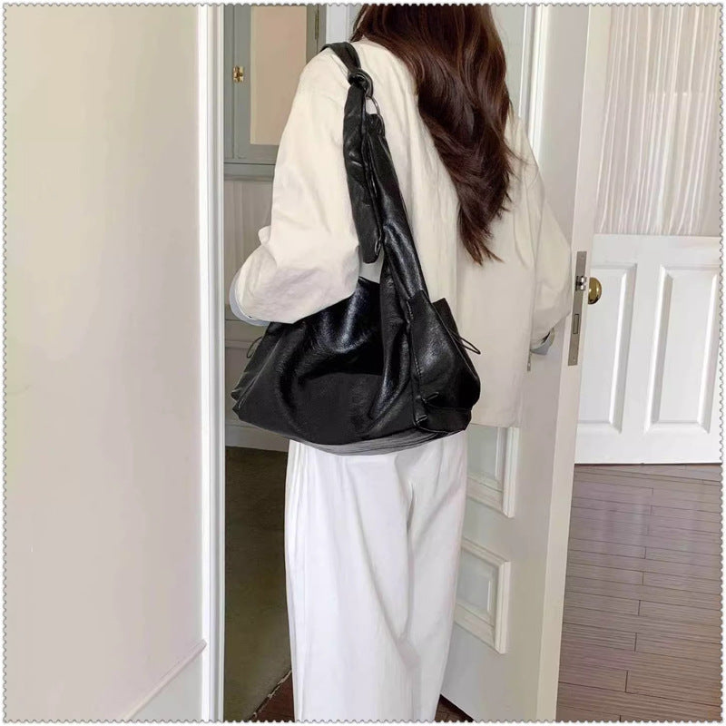 Damen Hobo-Tasche mit elegantem Faltendesign und praktischem Tragegurt Nord Taschen