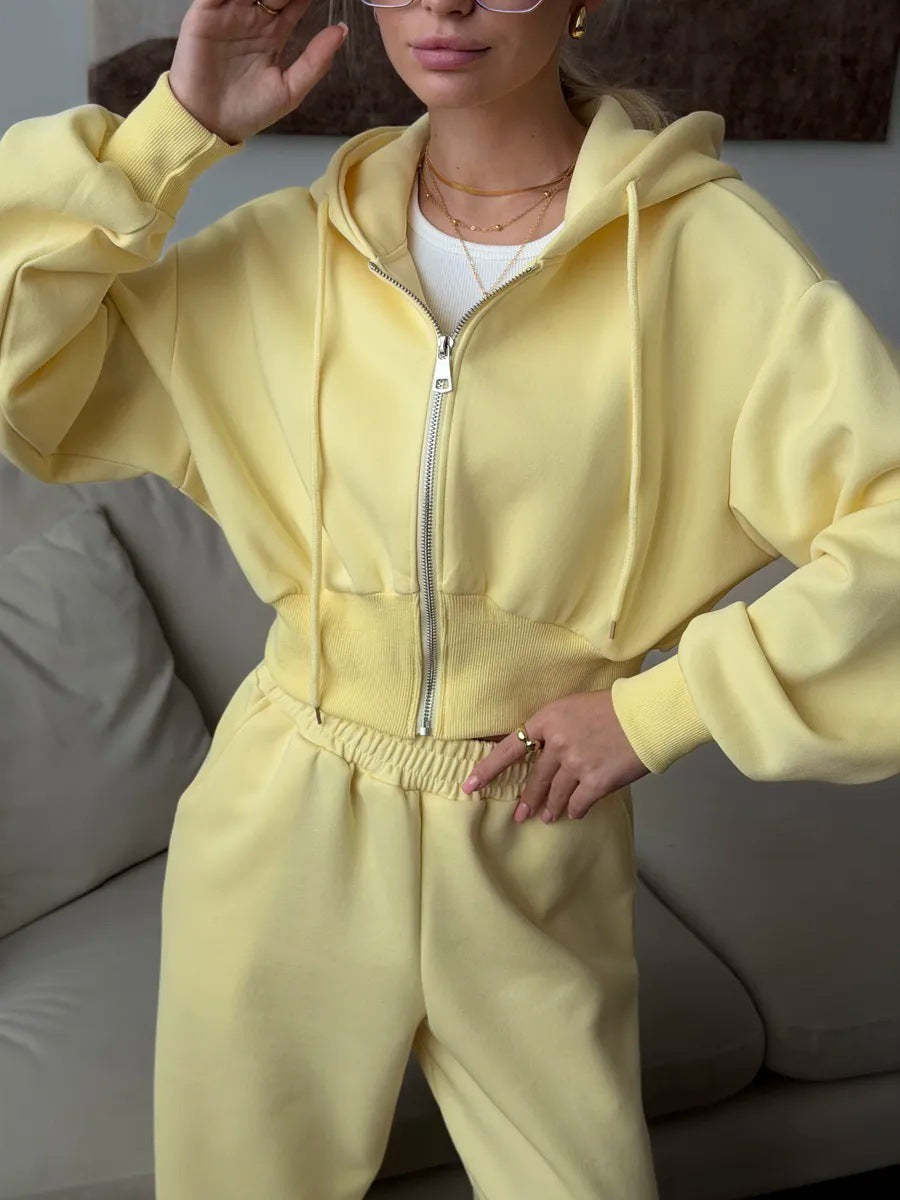 Damen gekürztes Reißverschluss-Hoodie mit Kapuze und hochgeschnittene Relax-Jogginghose mit elastischem Bund Nord Taschen