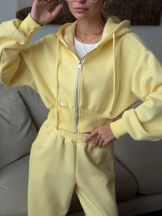 Damen gekürztes Reißverschluss-Hoodie mit Kapuze und hochgeschnittene Relax-Jogginghose mit elastischem Bund Nord Taschen