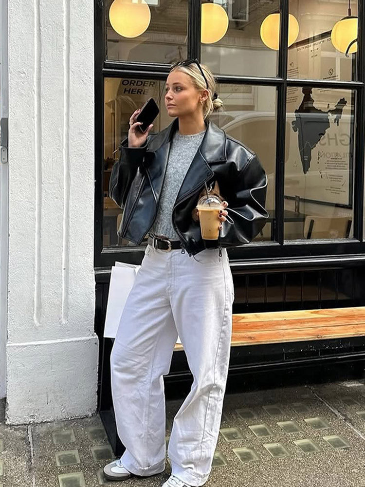 Damen Cropped Boxy‑Bikerjacke aus Lederimitat mit markanter Schulterpartie und kastiger Silhouette Nord Taschen