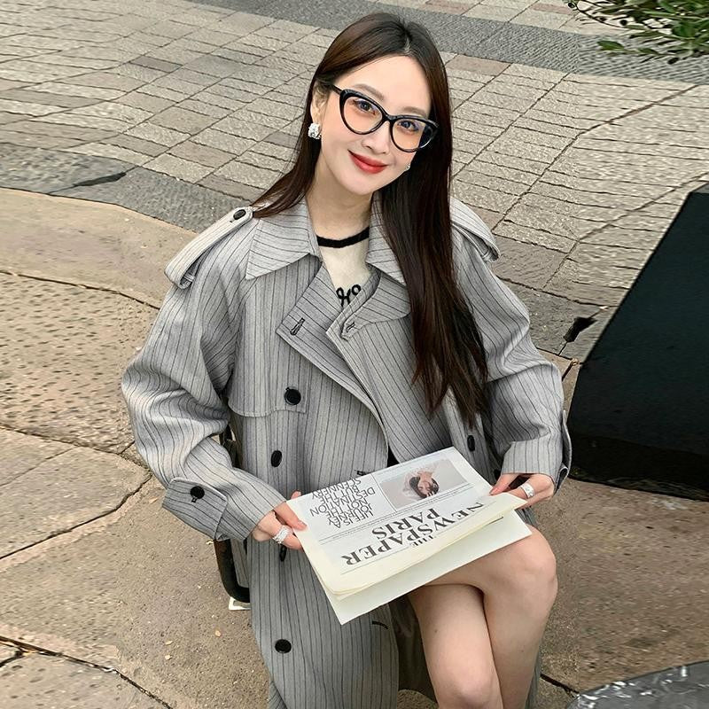 Damen Langer Nadelstreifen-Trenchcoat mit Bindegürtel Schulterpatten und ausgestelltem Saum Nord Taschen