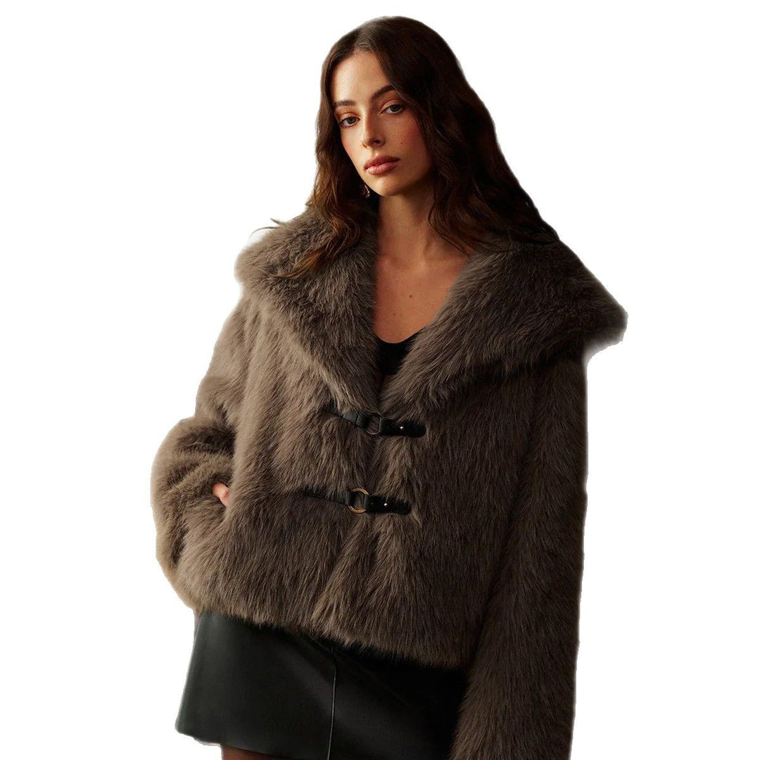 Damen Kurzjacke aus luxuriösem Kunstpelz mit Schalkragen und dekorativen Schnallenverschlüssen Nord Taschen