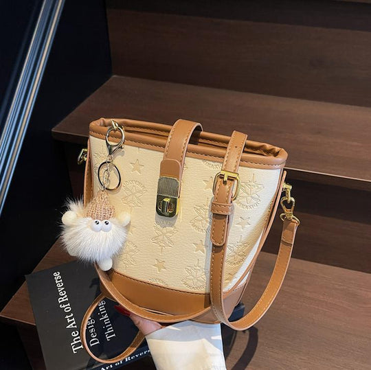 Damen modische Bucket-Tasche mit verspieltem Anhänger | Nord Taschen