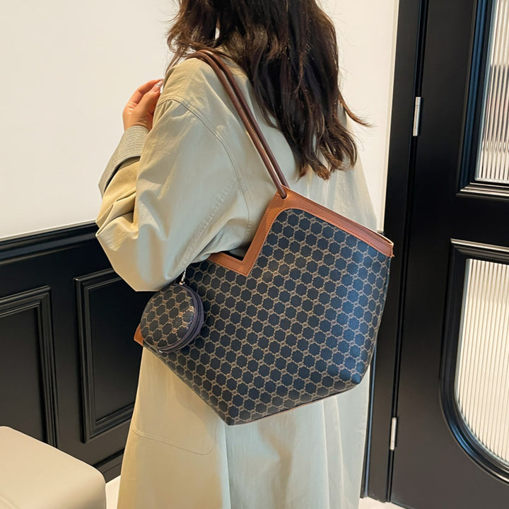 Damen Einkaufstasche mit elegantem V-Design und praktischem Anhänger Nord Taschen