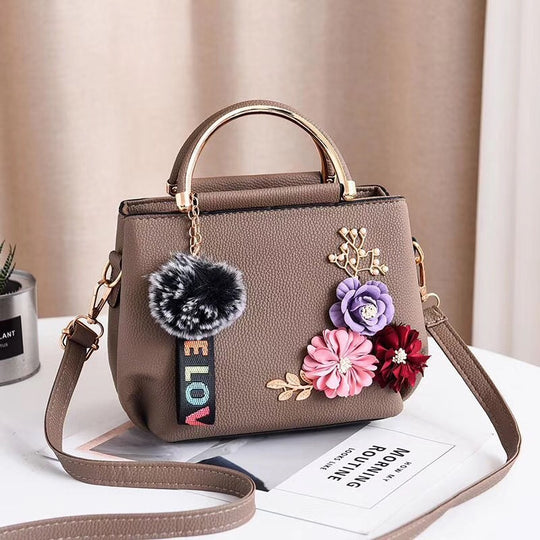 Damen modische Henkeltasche mit floralen Akzenten und schimmerndem Anhänger Nord Taschen