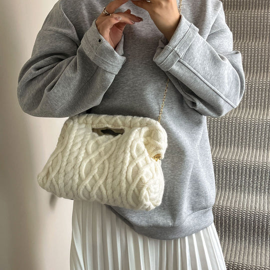 Damen Umhängetasche mit einem strukturierten, weichen Obermaterial und eleganter Kettenverzierung Nord Taschen
