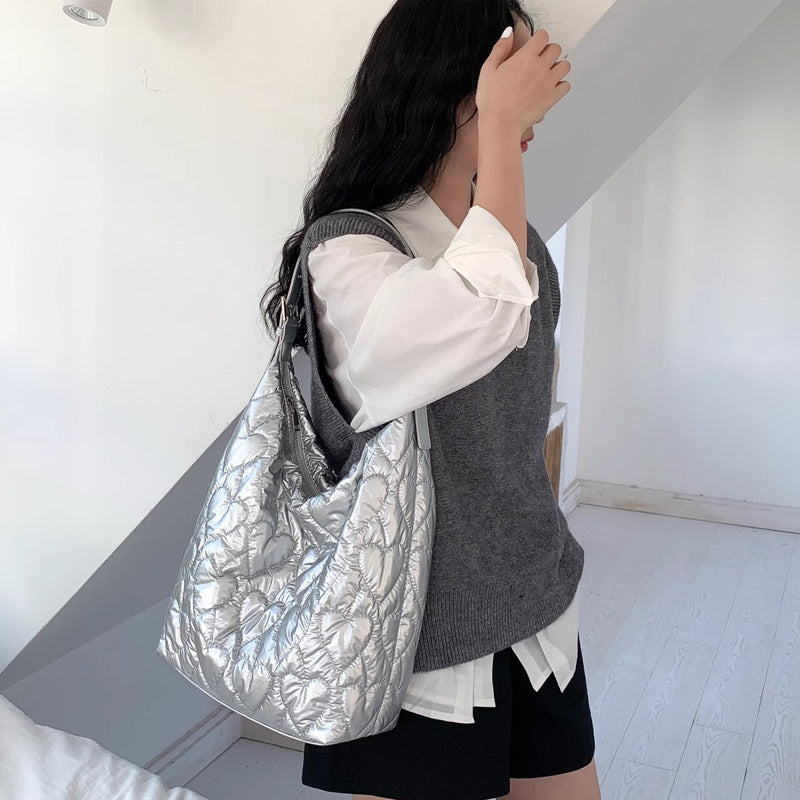 Damen Hobo-Tasche mit glänzender Oberfläche und herzförmigem Steppmuster Nord Taschen