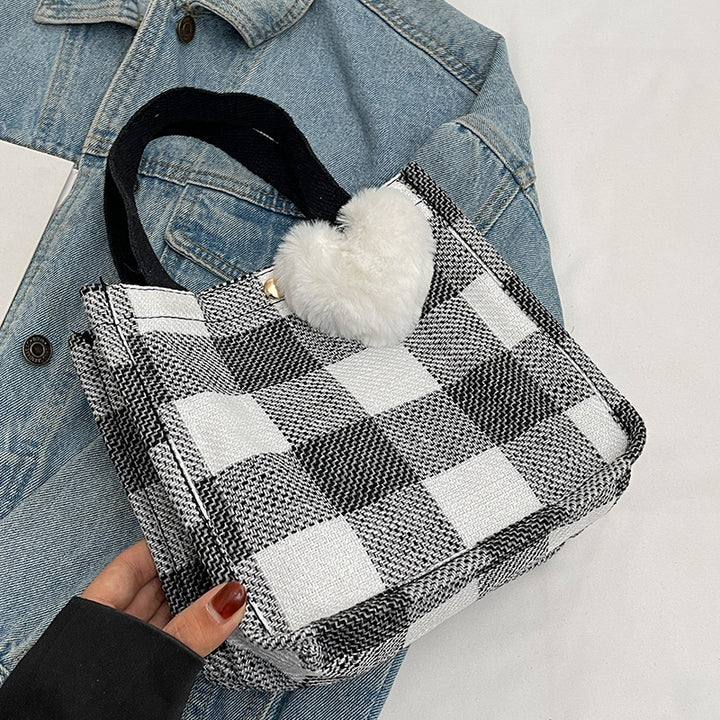 Damen Tragetasche mit lässiger Karomusterung und verspieltem Herzanhänger Nord Taschen