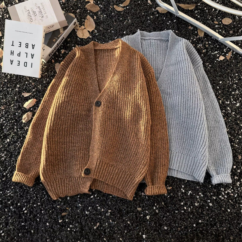 Unisex Grobstrick-Cardigan im Oversize-Schnitt mit tiefem V-Ausschnitt und markanter Knopfleiste Nord Taschen