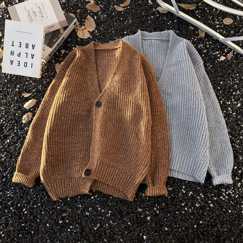 Unisex Grobstrick-Cardigan im Oversize-Schnitt mit tiefem V-Ausschnitt und markanter Knopfleiste Nord Taschen