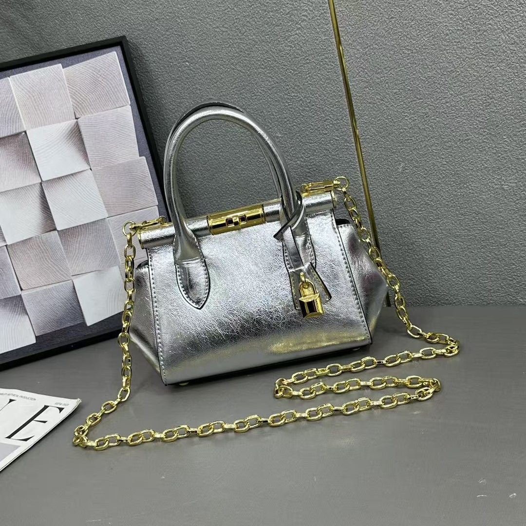 Damen Handtasche im strukturierten Design mit goldener Kette Nord Taschen